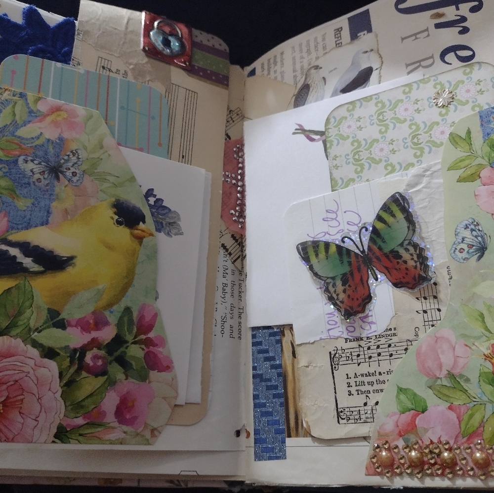 Handmade "Red Ribbon" junk journal - Picture 10 of 12